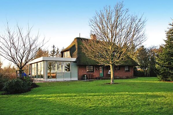 Exterior - spacious thatched cottage with many extras (Humptrup)