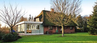 rummeligt stråtækt sommerhus med mange ekstraudstyr