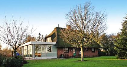 spacious thatched cottage with many extras