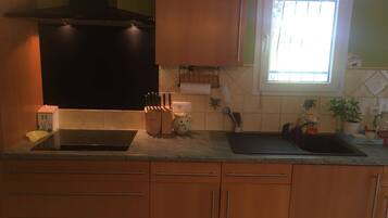 Microwave, dishwasher, coffee/tea maker, cookware/dishes/utensils