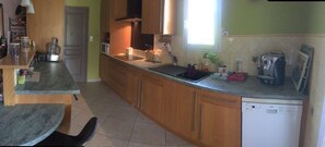 Mikrowelle, Geschirrspüler, Wasserkocher mit Kaffee-/Teezubehör