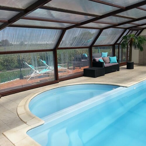 Domaine des Gîtes au Soleil Levant: gites with heated indoor pool