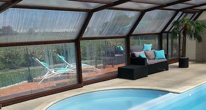 Domaine des Gîtes au Soleil Levant: gites with heated indoor pool