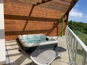 Outdoor spa tub - Bungalow Triplex T4 102 m² SPA and Cistern Sea view - Beach - Surf (LE GOSIER)