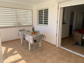 Outdoor dining - Bungalow Triplex T4 102 m² SPA and Cistern Sea view - Beach - Surf (LE GOSIER)