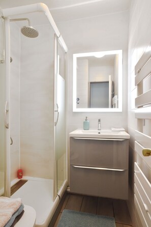 Badewanne, Haartrockner, Handtücher, Seife