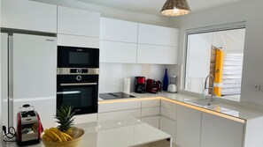 Micro-ondes, four, lave-vaisselle, cafetière/bouilloire