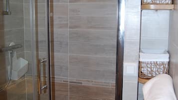 Douche, sĂšche-cheveux