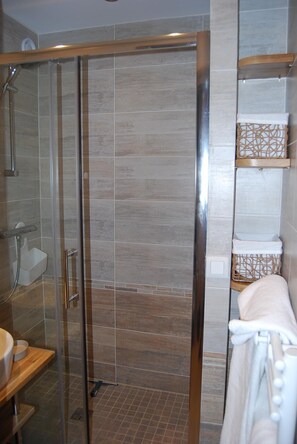 Douche, sèche-cheveux