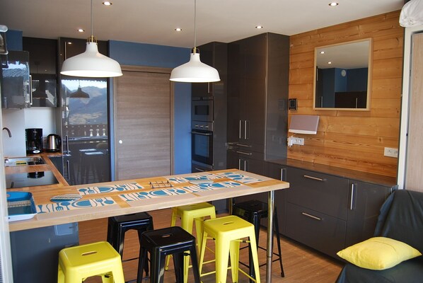 Réfrigérateur, micro-ondes, four, plaque de cuisson