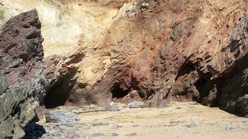 Vlak bij het strand, ligstoelen