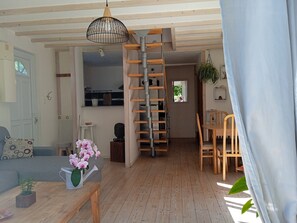 Télévision, lecteur de DVD, livres, chaîne hi-fi