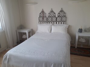 3 عدّة غرف نوم ومكواة/لوح كي وواي فاي وملاءات أسرّة