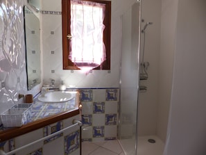 Dusche, Haartrockner, Toilettenpapier