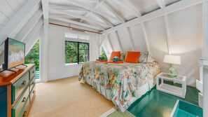 1 bedroom, desk, iron/ironing board, travel cot - ★Star Honeymoon Lookout - PRIVATE HOT TUB + ACCESS TO POOL + New Central AC✔ (Haiku)