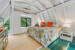 1 chambre, bureau, fer et planche à repasser, lit de bébé portatif