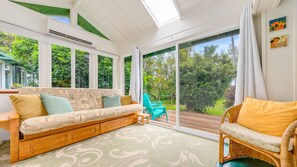 TV, DVD player, books - ★Star Honeymoon Lookout - PRIVATE HOT TUB + ACCESS TO POOL + New Central AC✔ (Haiku)