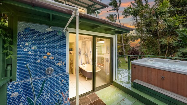 Terrace/patio - ★Star Honeymoon Lookout - PRIVATE HOT TUB + ACCESS TO POOL + New Central AC✔ (Haiku)