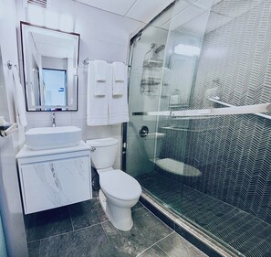 Dusche, Haartrockner, Handtücher, Seife