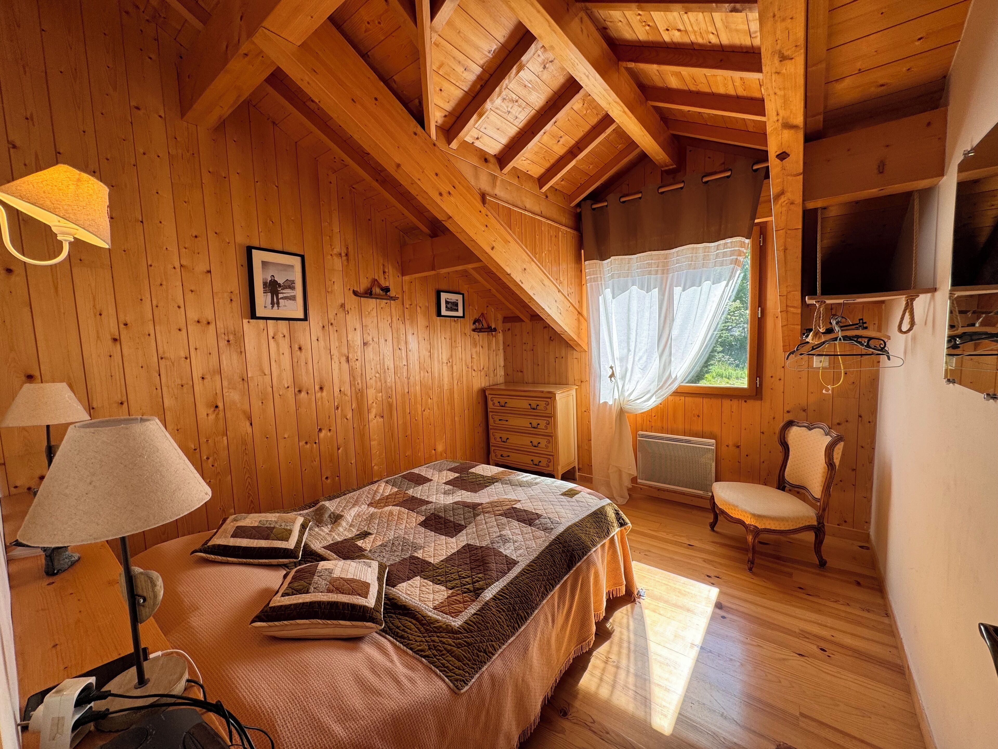 5 間睡房、熨斗/熨衫板