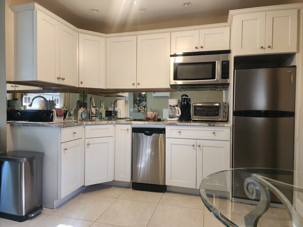 Kühlschrank, Mikrowelle, Herdplatte, Geschirrspüler