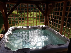 Outdoor spa tub - lodging of the mill of Varax  (Saint-Paul-de-Varax)
