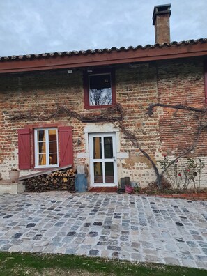 Exterior detail - lodging of the mill of Varax  (Saint-Paul-de-Varax)