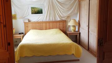 5 bedrooms, iron/ironing board, WiFi, bed sheets