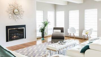 Älytelevisio, takka, DVD-soitin, kirjoja