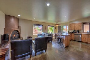 Smart TV, fireplace - SG2 - Stunning Views+Hot Tub - Charming Moab Oasis (Moab)