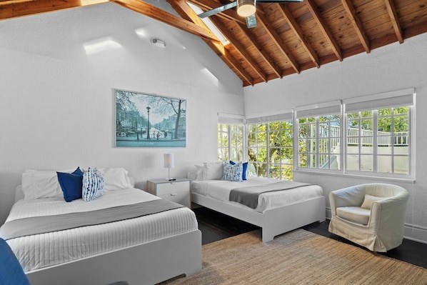 5 chambres, bureau, fer et planche Ă repasser, lit parapluie