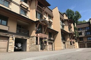 Exterior - 3/3 Across from Ski Resort, Spacious & Updated (Steamboat Springs)