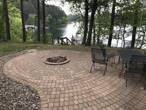 Bonfires, family dinners with picture perfect lake view