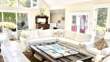 TV connectée, cheminée, table de tennis de table, livres