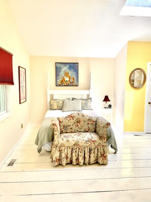 5 bedrooms, iron/ironing board, free WiFi, bed sheets - PERFECT for FAMILY HOLIDAYS, light, SPACIOUS, water-views that inspired POLLACK! (East Hampton)