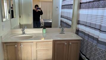 3 sovrum, strykjÀrn/strykbrÀda, wi-fi och sÀngklÀder