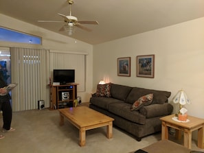 Smart TV, DVD player, books, music library - Serenity in Sunny Arizona with tons of birds and shade trees!  Bike Trail Galore (Tubac/Rio Rico)