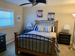 2 makuuhuonetta, työpöytä, silitysrauta/-lauta, vauvan matkasänky