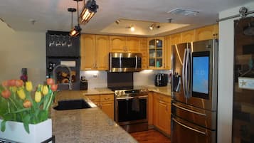 Een koelkast, een magnetron, een oven, een kookplaat