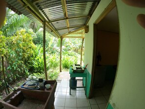 Property grounds - Quaint Little Cabina Located near all Services, Nestled in a Jungle Environment (Coronado de Osa)