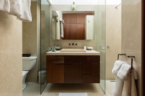Dusche, Haartrockner, Handtücher, Seife