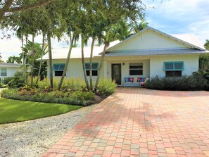 Exterior - Pet Friendly Beachy Home in the Heart of Naples! Multi Month Discount! (Naples)
