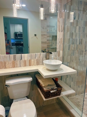 Combined shower/bathtub, hair dryer, towels - Pet Friendly Beachy Home in the Heart of Naples! Multi Month Discount! (Naples)