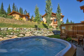Outdoor spa tub - Ski-in/Ski-out, Family Friendly Trails Edge 15 Townhome with Hot Tub/BBQ (Sun Peaks)