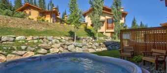 Ski-in/Ski-out, Family Friendly Trails Edge 15 Townhome with Hot Tub/BBQ