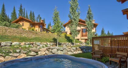 Ski-in/Ski-out, Family Friendly Trails Edge 15 Townhome with Hot Tub/BBQ