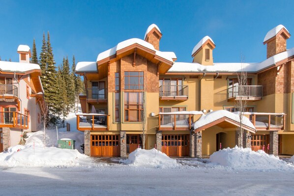Exterior - Ski-in/Ski-out, Family Friendly Trails Edge 15 Townhome with Hot Tub/BBQ (Sun Peaks)