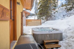 Outdoor spa tub - Ski-in/Ski-out, Family Friendly Trails Edge 15 Townhome with Hot Tub/BBQ (Sun Peaks)