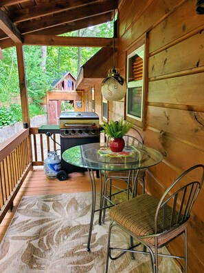 Outdoor dining - 4 Bedroom 2 Bath rustic cabin (Franklin)