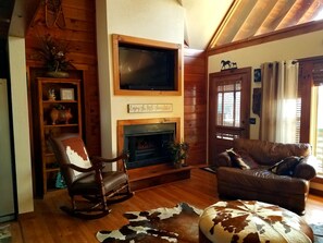 Smart TV, fireplace, DVD player, books - 4 Bedroom 2 Bath rustic cabin (Franklin)